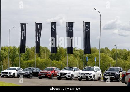 Kazan, Russland - 11. Juni 2018: Autos und Flaggen mit Mercedes- und AMG-Schildern in der Nähe des Verkaufs- und Servicezentrums von Mersedes. Stockfoto