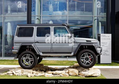 Kazan, Russland - 11. Juni 2018: Mercedes-Benz G-Klasse Gelandewagen 4x4. Der Ausstellungswagen steht vor dem Mercedes-Benz Autovertrieb und -ser Stockfoto
