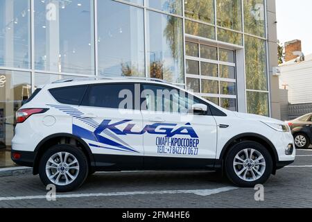 Ulyanovsk, Russland - 23. September 2018: Neuwagen Ford Kuga - Ausstellungswagen steht vor dem Ford Auto-Verkaufs- und Service-Center Stockfoto