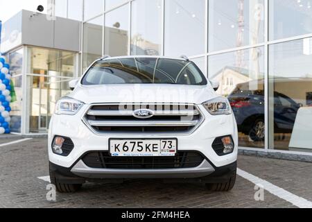 Ulyanovsk, Russland - 23. September 2018: Neuwagen Ford Kuga - Ausstellungswagen steht vor dem Ford Auto-Verkaufs- und Service-Center Stockfoto