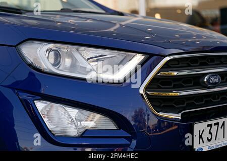 Ulianovsk, Russland - 23. September 2018: Scheinwerfer des blauen Autos Ford EcoSport Stockfoto