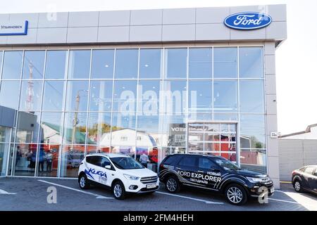 Ulyanovsk, Russland - 23. September 2018: Bau des Ford-Kfz-Verkaufs- und Service-Zentrums mit Ford-Schild. Stockfoto