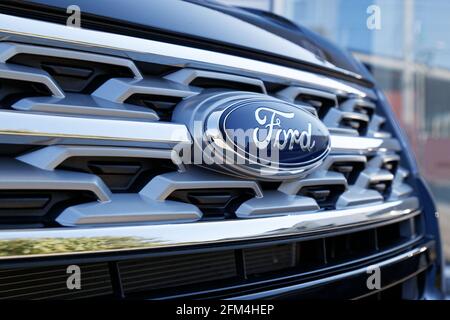 Ulyanovsk, Russland - 23. September 2018: Nahaufnahme Detailfoto des Ford-Logos auf der Motorhaube des Ford Explorer. Geringer Fokus. Stockfoto