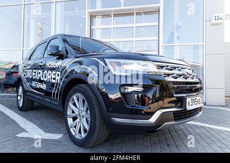 Ulyanovsk, Russland - 23. September 2018: Neuwagen Ford Explorer - Ausstellungswagen steht vor dem Ford Auto-Verkaufs- und Service-Center Stockfoto