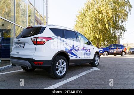 Ulyanovsk, Russland - 23. September 2018: Neuwagen Ford Kuga - Ausstellungswagen steht vor dem Ford Auto-Verkaufs- und Service-Center Stockfoto