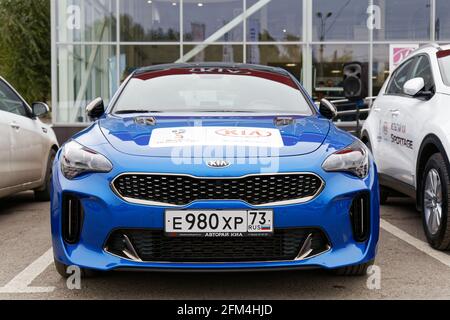 Ulyanovsk, Russland - 06. Oktober 2018: Neue KIA Stinger - Ausstellungswagen steht vor dem Gebäude des KIA MOTORS Car Selling and Service Center. Stockfoto