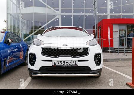 Ulyanovsk, Russland - 06. Oktober 2018: Neue KIA Sportage - Ausstellungswagen steht vor dem Gebäude des KIA MOTORS Car Selling and Service Center. Stockfoto