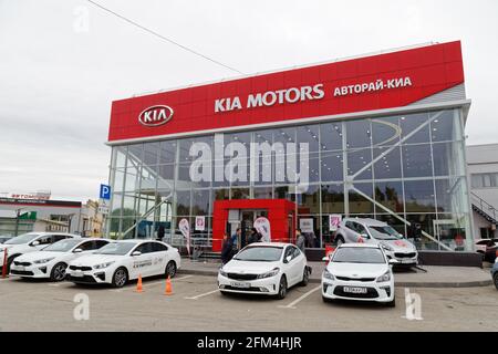 Ulyanovsk, Russland - 06. Oktober 2018: Ausstellungsfahrzeuge stehen vor dem Gebäude des KIA MOTORS Car Selling and Service Center. Stockfoto