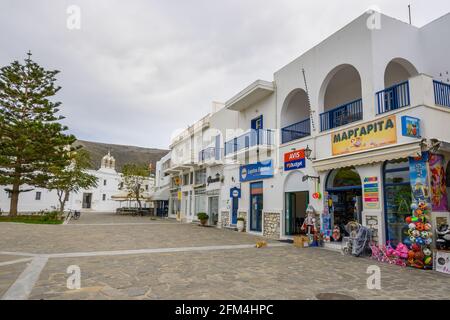 Paros, Griechenland - 28. September 2020: Ein Platz mit Geschäften im Stadtzentrum der Stadt Parikia auf der Insel Paros. Stockfoto