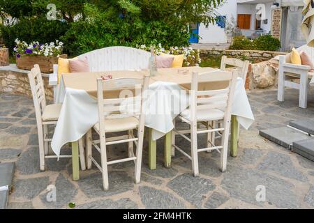 Paros, Griechenland - 28. September 2020: Tisch mit Stühlen im griechischen Restaurant in der Stadt Parikia auf der Insel Paros. Kykladen. Griechenland. Stockfoto