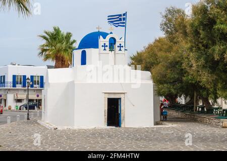 Paros, Griechenland - 28. September 2020: Griechisch-weißes Kirchengebäude in Parikia, Insel Paros, Griechenland Stockfoto