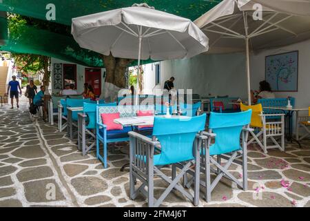 Paros, Griechenland - 28. September 2020: Griechisches Restaurant im Schatten der Bäume in der Stadt Parikia auf der Insel Paros. Stockfoto