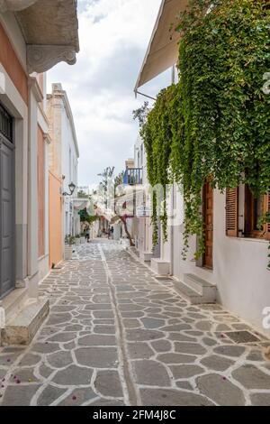 Paros, Griechenland - 28. September 2020: Griechische Kopfsteinpflasterstraße in der Stadt Parikia auf der Insel Paros. Stockfoto