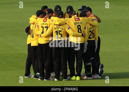 Sussex-Spieler huddeln während Sussex Sharks gegen Essex Eagles, Royal London One-Day Cup Cricket am 1. Central County Ground am 6. Juni 2016 Stockfoto