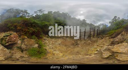 See in der Nähe des Vulkans Apo in einem Regenwald in den Bergen. Lake Agco, Mindanao, Philippinen. Schlammsee im Regenwald. 360 Panorama VR Stockfoto