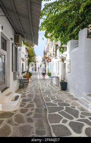 Paros, Griechenland - 28. September 2020: Griechische Kopfsteinpflasterstraße in der Stadt Parikia auf der Insel Paros. Stockfoto