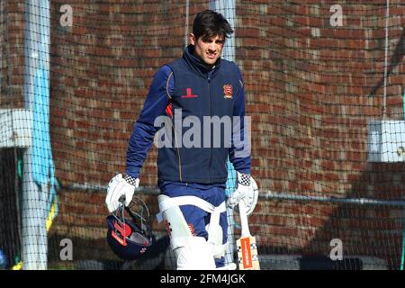 Alastair Cook aus Essex trägt seinen Helm vom Nets-Training während des Sussex CCC gegen Essex CCC, Specsavers County Championship Division 2 Cricket AT Stockfoto