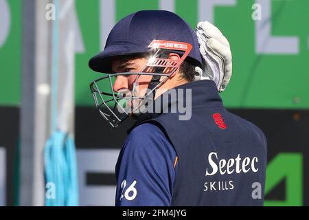 Alastair Cook aus Essex passt seinen Helm während des Nets-Trainings vor Sussex CCC gegen Essex CCC, Specsavers County Championship Division 2 Cricket AT an Stockfoto