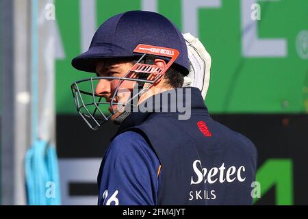 Alastair Cook aus Essex passt seinen Helm während des Nets-Trainings vor Sussex CCC gegen Essex CCC, Specsavers County Championship Division 2 Cricket AT an Stockfoto