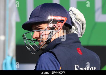 Alastair Cook aus Essex passt seinen Helm während des Nets-Trainings vor Sussex CCC gegen Essex CCC, Specsavers County Championship Division 2 Cricket AT an Stockfoto