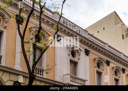 Madrid, Spanien - 1. Mai 2021: Das Beti Jai Fronton in Madrid. Es ist ein Sportort im Neo-Mudejar-Stil, der letzten überlebenden baskischen Pelota aus dem 19. Jahrhundert Stockfoto