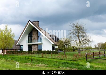 Moderne Häuser mit Strohdach in den Niederlanden Stockfoto