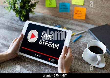 Live Stream übertragen oder Video und Audio über das Internet empfangen. Digitales Marketing und Werbung Konzept Stockfoto