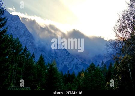 Logar-Tal in den Kamnik-Alpen in Slowenien mit Wolken Über Berggipfeln Stockfoto