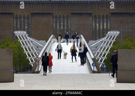 London, England, Großbritannien. Menschen und ein Hund auf der Millennium Bridge, der von der St. Paul's Cathedral nach Süden in Richtung Tate Modern blickt Stockfoto