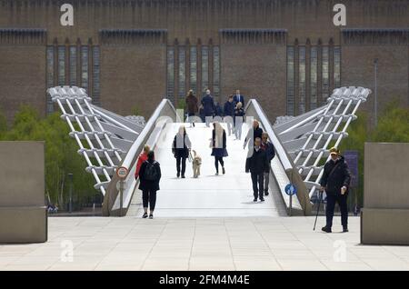 London, England, Großbritannien. Menschen und ein Hund auf der Millennium Bridge, der von der St. Paul's Cathedral nach Süden in Richtung Tate Modern blickt Stockfoto