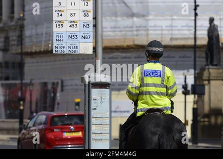 London, England, Großbritannien. Montiert Polizeibeamter an einer Bushaltestelle in Whitehall Stockfoto
