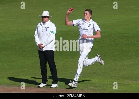 Henry Brookes beim Bowling für Warwickshire während des Warwickshire CCC gegen Essex CCC, Specsavers County Championship Division 1 Cricket in Edgbaston Stockfoto