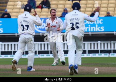 Simon Harmer von Essex feiert, dass er das Wicket von Henry Brookes übernimmt, um das Spiel während Warwickshire CCC gegen Essex CCC, Specsavers County Champions, zu gewinnen Stockfoto