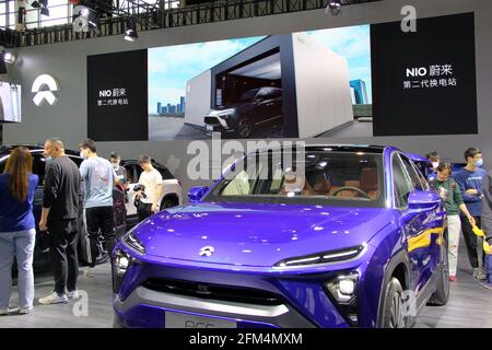 Die neuen Energie-Automobile werden am 30. April 2021 auf der Nanjing International Automobile Expo 2021 in Nanjing, Jiangsu, China, gezeigt. (Foto: TPG/cnsphotos) Stockfoto