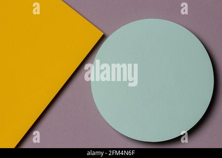 Abstrakt farbigen Papier Textur Hintergrund. Geometrische Formen und Linien in Gelb, Pastellgrün und Grau Stockfoto