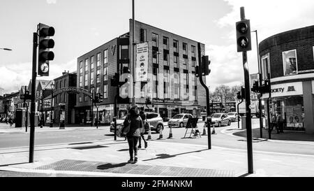 Kingston upon Thames London, Mai 04 2021, Schwarz-Weiß-Bild ein Wohnblock für Studentenunterkünfte an EINER großen Straßenunition in EINEM Stadtcent Stockfoto