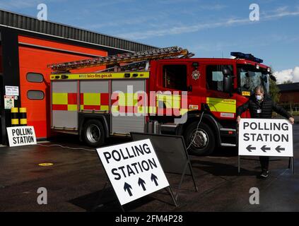 Wigston, Leicestershire, Großbritannien. Mai 2021. Der Präsidialbeamte positioniert die Schilder der Polling Station bei der Wigston Fire Station während der Kommunalwahlen. Millionen von Menschen in ganz Großbritannien werden am Donnerstag mit der größten Stimmenzahl seit den Parlamentswahlen 2019 abstimmen. Credit Darren Staples/Alamy Live News. Stockfoto