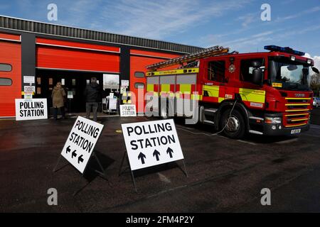 Wigston, Leicestershire, Großbritannien. Mai 2021. Ein Wähler tritt während der Kommunalwahlen in die Polling Station der Wigston Fire Station ein. Millionen von Menschen in ganz Großbritannien werden am Donnerstag mit der größten Stimmenzahl seit den Parlamentswahlen 2019 abstimmen. Credit Darren Staples/Alamy Live News. Stockfoto