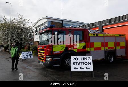 Wigston, Leicestershire, Großbritannien. Mai 2021. Ein Wähler tritt während der Kommunalwahlen in die Polling Station der Wigston Fire Station ein. Millionen von Menschen in ganz Großbritannien werden am Donnerstag mit der größten Stimmenzahl seit den Parlamentswahlen 2019 abstimmen. Credit Darren Staples/Alamy Live News. Stockfoto