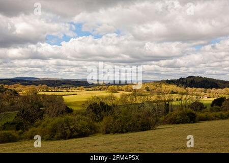 Panoramablick über die South Downs von Newlands Corner, Albury, in der Nähe von Guildford, Surrey, Südostengland mit schweren, dunklen Cumuluswolken im Frühling Stockfoto