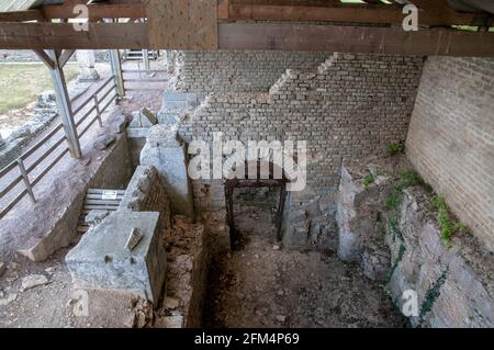 Gallo-römische Ruinen von Alesia mit Denkmal von Ucuetis, Alise Sainte-reine, Cote d’Or (21), Region Bourgogne-Franche-Comte, Frankreich Stockfoto