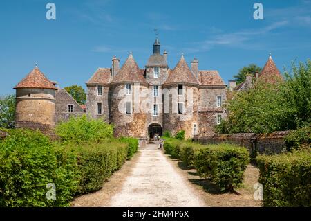 Haupteingang zum Schloss von Ratilly (13. Jahrhundert), La Puisaye, Treigny, Yonne (89), Bourgogne-Franche-Comte Region, Frankreich Stockfoto