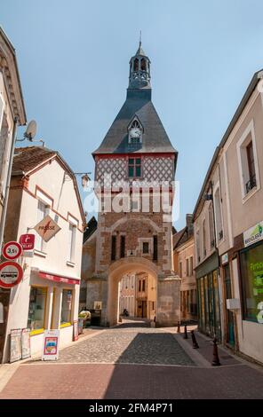 Glockenturm und Straße, Saint-Fargeau, Yonne (89), Region Bourgogne-Franche-Comte, Frankreich Stockfoto