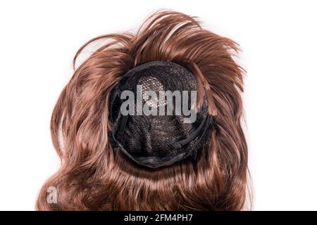 Weibliche Schokolade braune Perücke isoliert auf weißem Hintergrund. Goldbraunes menschliches Haar webt, verlängert und Perücken. Schönheitskonzept für Frauen. Stockfoto