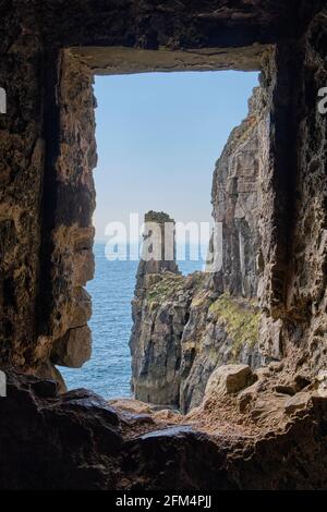 Der Blick auf den Stapel von St. Govan's von der St. Govan's Chapel, St. Govan's, in der Nähe von Bosherton, Pembrokeshire, Wales Stockfoto