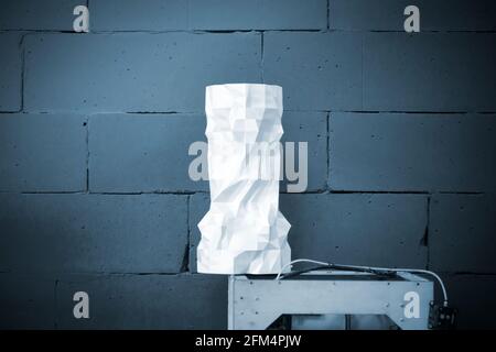 3D-Drucker arbeitet in Nahaufnahme. Automatischer dreidimensionaler 3d-Drucker Stockfoto