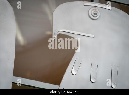 Berlin, Deutschland. Mai 2021. Der Kopf des Bundesadlers ist im Plenarsaal zu Beginn der Bundestagssitzung zu sehen. Quelle: Kay Nietfeld/dpa/Alamy Live News Stockfoto