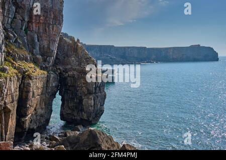 Der Bogen und St. Govan's Head vom Strand aus gesehen bei St. Govan's Chapel, St. Govan's, in der Nähe von Bosherton, Pembrokeshire, Wales Stockfoto