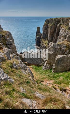 St Govan's Chapel, St Govan's, in der Nähe von Bosherton, Pembrokeshire, Wales Stockfoto