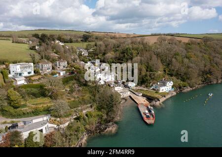 Die Bodinnick Ferry zwischen Fowey und Polruan, Cornwall, Großbritannien, landet auf dem Slipway neben Daphne Du Maurier ‘altem Haus „Ferryside“. Stockfoto